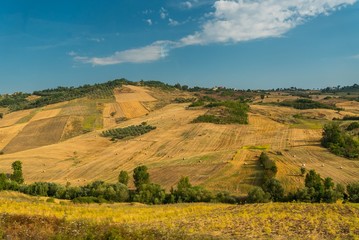 Obraz premium Summer landscape with hillside and blue sky in Italy