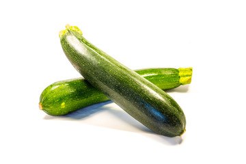 Zucchini isoliert freigestellt auf weißen Hintergrund