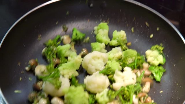 Sofrito de perejil, ajo, champi&ntilde;ones y coliflor
