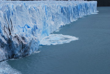 hielo, glaciar rompiendose 