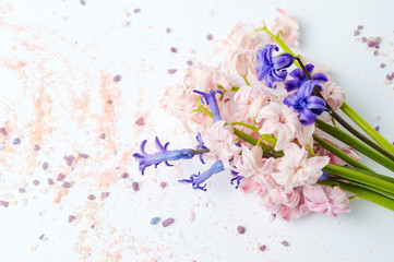 Obraz na płótnie Canvas Hyacinth flowers bouquet and bath salt on white