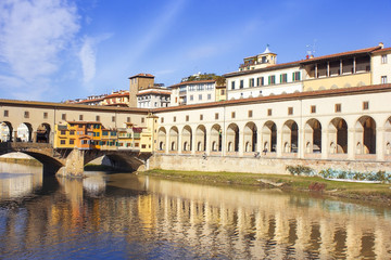 Obraz premium Vasari corridor and Ponte Vecchio over the Arno River, Florence
