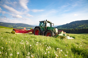 Moderne Landtechnik - Landwirt mäht Gras für Silage im Allgäu - obrazy, fototapety, plakaty