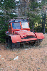 Obraz na płótnie Canvas Old snow van with Crawler