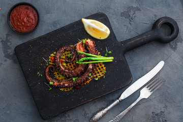 grilled octopus with vegetables © fazeful