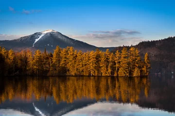 Gartenposter Snowy Whiteface Mountain mit Reflexionen in Paradox Bay, Lake Placid, Upstate New York © mandritoiu