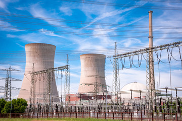Stromerzeugung -  Umspannanlage mit Atomkraftwerk