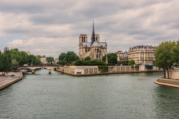Obraz premium Cathedral Notre Dame (1163 - 1345) de Paris at sunset. France.