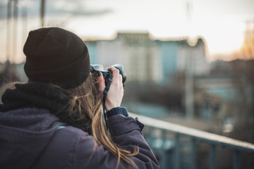 Fototapeta premium Fotograf kobieta robi zdjęcia miasta wieczorem