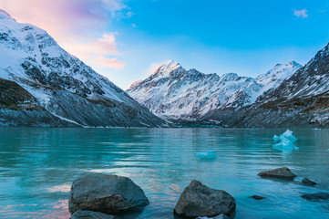 Prachtig gletsjermeer en met sneeuw bedekte bergen