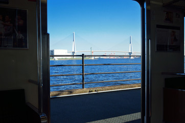 川崎　JR鶴見線海芝浦駅の車窓から見た鶴見つばさ橋