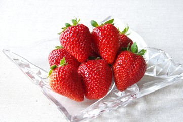 ガラス皿に入ったイチゴ