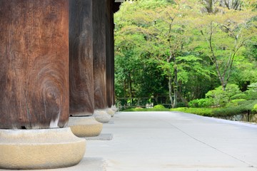 寺門の柱と敷石