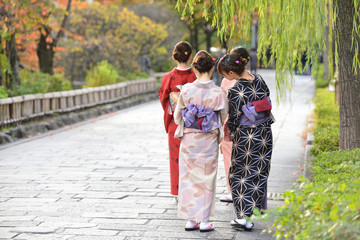 祇園白川の着物の女性