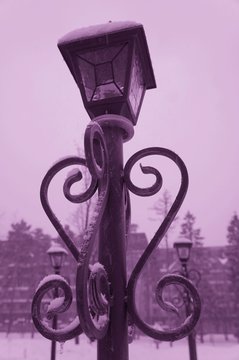 АРХИТЕКТУРА,ОСВЕЩЕНИЕ УЛИЦ,СИРЕНЕВЫЙ ФОН,ФОНАРИ,СТЕКЛО,МЕТАЛ,УЗОР,