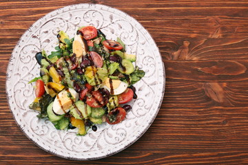 Salad with tuna, egg, tomato and beans