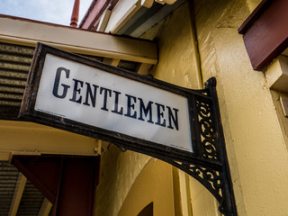 Obraz premium Old vintage male gentlemen toilet sign at historic train station