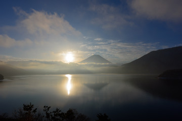 本栖湖の湖面に映る太陽と富士山 