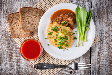 peas cooked with meat sauce