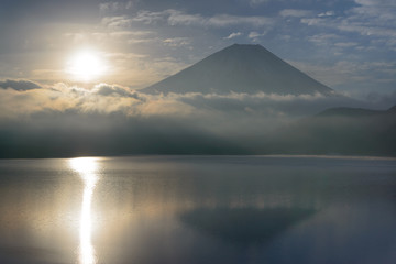 本栖湖の湖面に映る太陽と富士山 