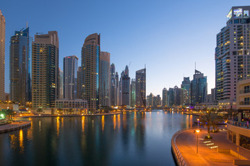 Fototapeta premium Dubai Marina Hochhaus Hochhäuser Nacht Abend blaue Stunde