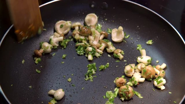 Sofrito de ajo,perejil y champi&ntilde;ones