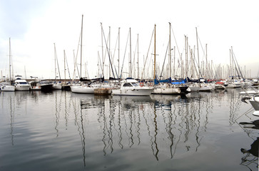 Fototapeta na wymiar Barcos amarrados en el puerto 