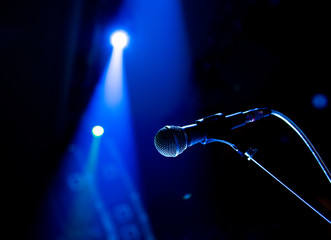 Obraz premium Close up of microphone in concert hall