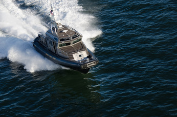 Naklejka premium Pilot boat at speed in harbor