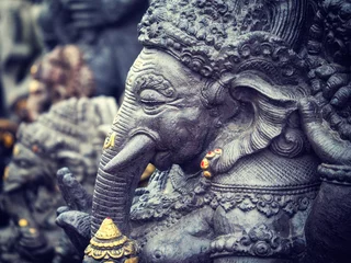 Foto op Canvas Oud Balinees standbeeld bij de tempel in Bali © Netfalls