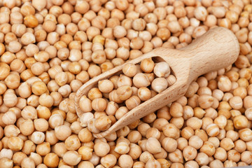 scoop with dry chickpeas 