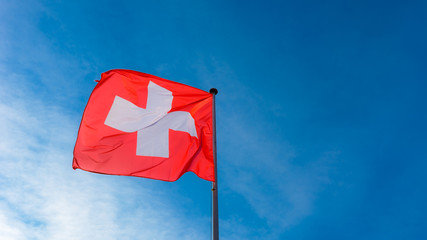 Fahne Schweiz - Flagge auf blauem Panorama  Hintergrund