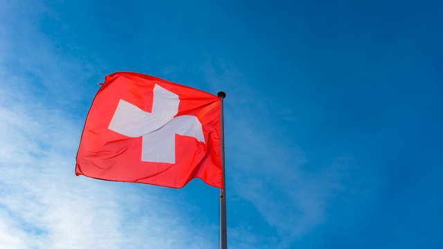 Fahne Schweiz - Flagge auf blauem Panorama  Hintergrund