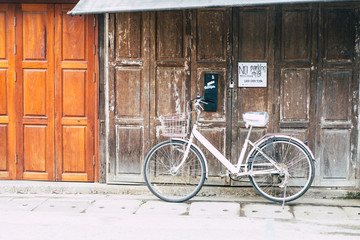 Fototapeta na wymiar Old bicycle in front of the store in the morning.
