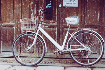 Fototapeta na wymiar Old bicycle in front of the store in the morning.