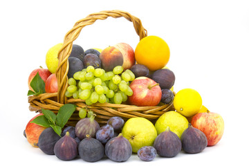 Fototapeta premium fresh fruits in a basket