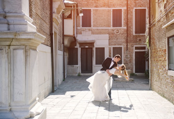 Bride and groom dancing in Venice in wedding day