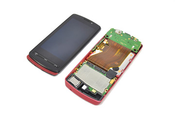 Разобранный мобильный телефон крупным планом