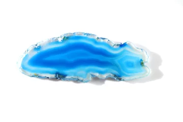 Foto op Plexiglas Kristal Een heldere blauwe agaat geïsoleerd op een witte achtergrond