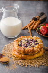 Crubmle mini pie with berries