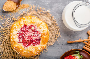 Crubmle mini pie with berries