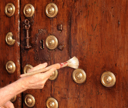 Barnizado de una puerta antigua de madera