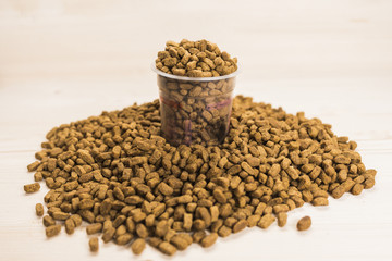 Dry pet nutrition with a measuring