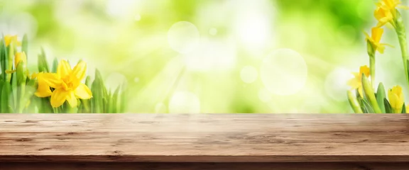 Crédence de cuisine en verre imprimé Printemps Fond de printemps vert radieux avec table en bois