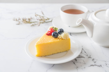 cheese cake with strawberry and blueberries