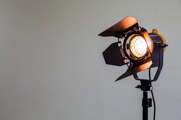 Foto op Canvas Spotlight met halogeenlamp en Fresnel lens. Verlichtingsapparatuur voor Studiofotografie of videografie. © Andrey Lapshin