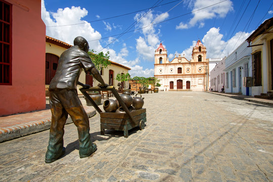 Bronze Statue mit Tinajones Karren, Plaza del Carmen, Camag&uuml;ey, Kuba