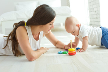 Obraz na płótnie Canvas Mom plays with the baby 