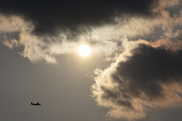 飛行機と太陽（右の黒雲部分・文字入れスペース９