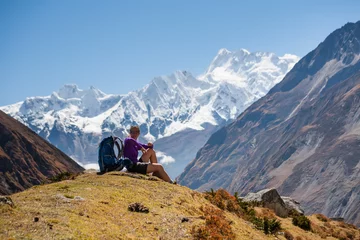 Crédence de cuisine en verre imprimé Manaslu Trekker rests on Manaslu circuit trek in Nepal